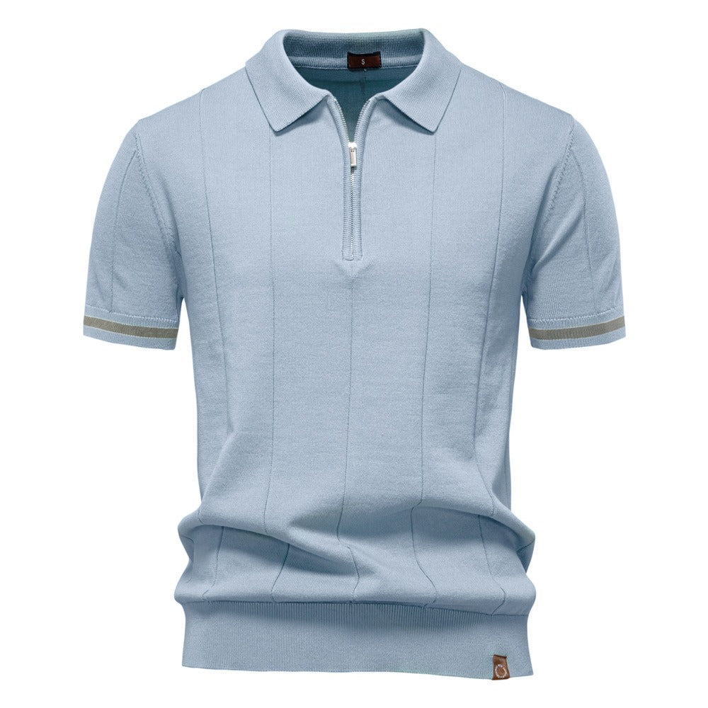 Polo homme élégant et facile à porter, manches courtes et col zippé. Idéal pour un style décontracté d'été.