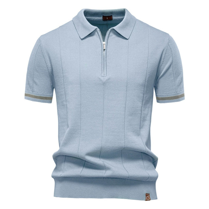 Polo homme élégant et facile à porter, manches courtes et col zippé. Idéal pour un style décontracté d'été.