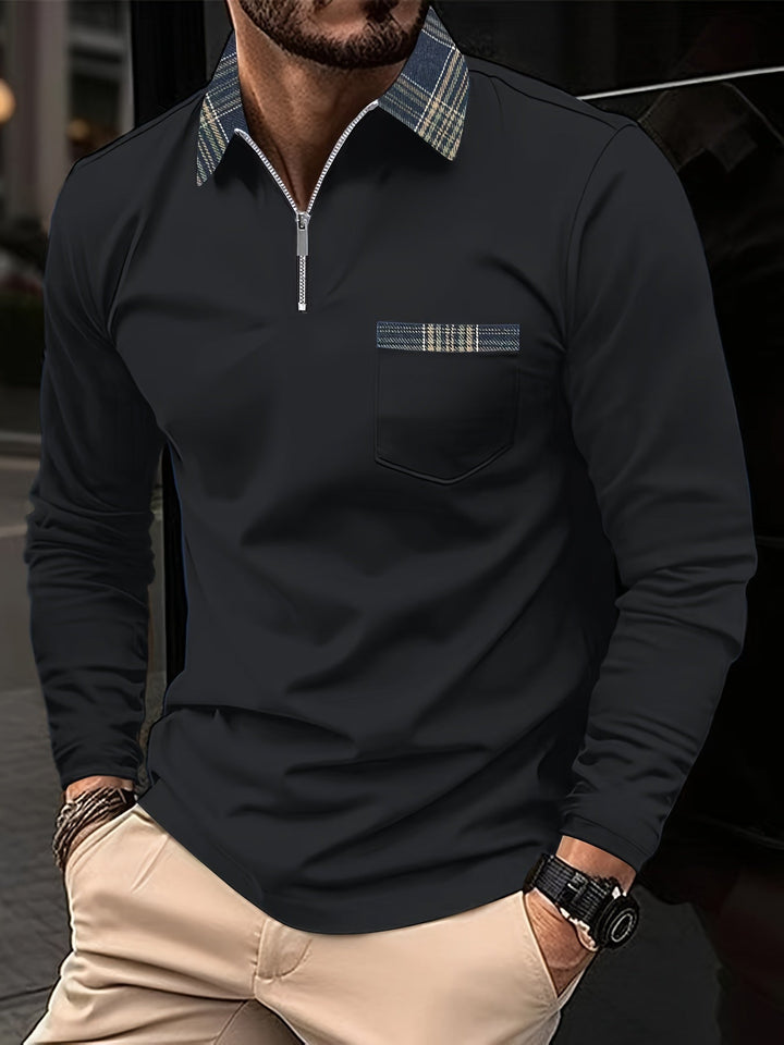 Détail col zippé moderne du polo homme à manches longues. Motif carreaux subtil pour un style casual chic.
