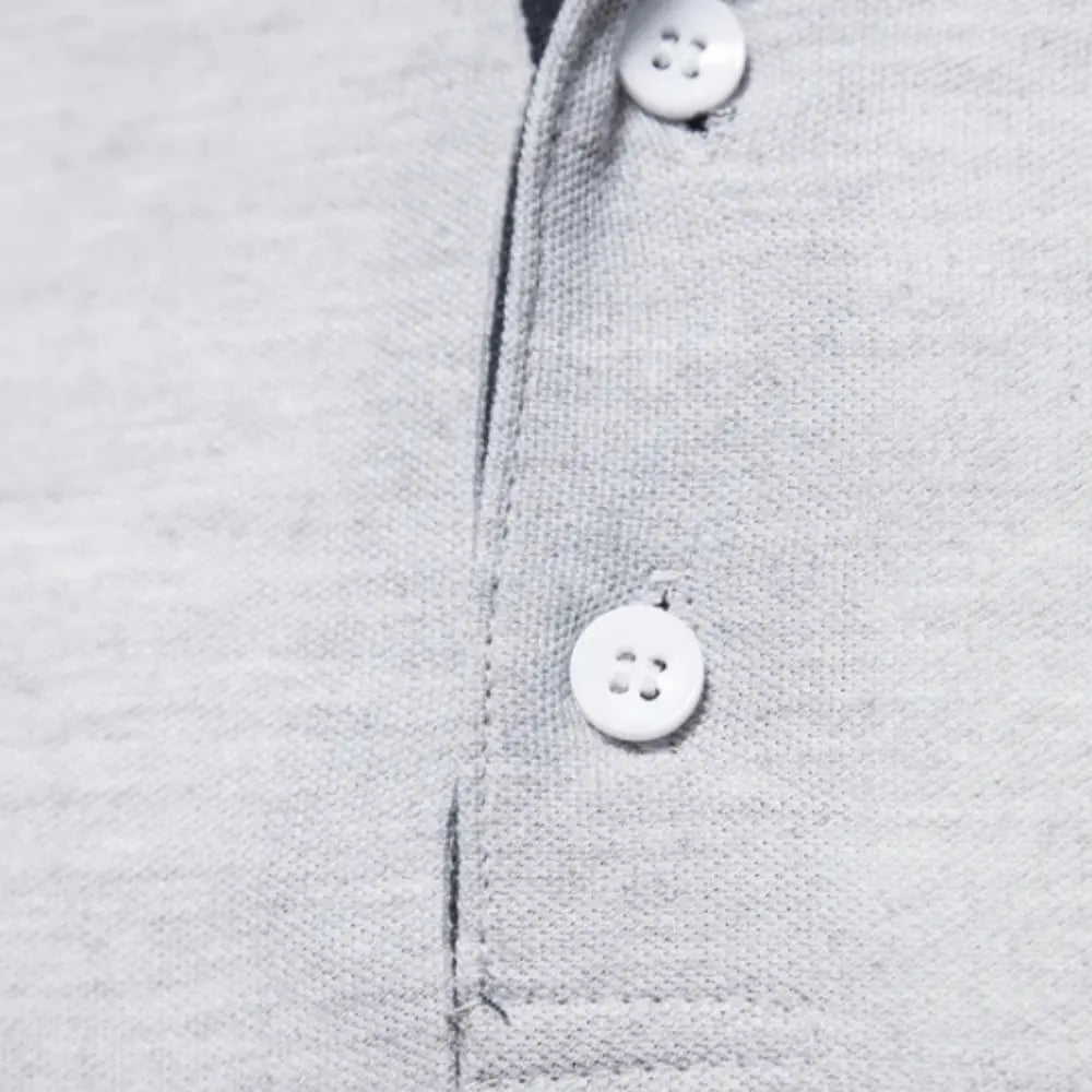 Polo homme : manches longues, col ouvert, pour une allure décontractée et chic, vêtement intemporel.