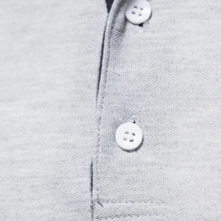Polo homme : manches longues, col ouvert, pour une allure décontractée et chic, vêtement intemporel.