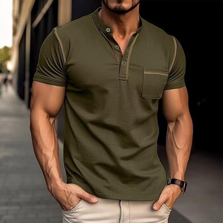 "Polo homme moderne avec col Henley, design colorblock élégant, idéal style et confort quotidien."
