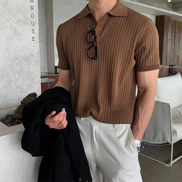 Polo rayé homme à revers, coupe rétro chic en maille légère. Idéal pour un style décontracté d'été.