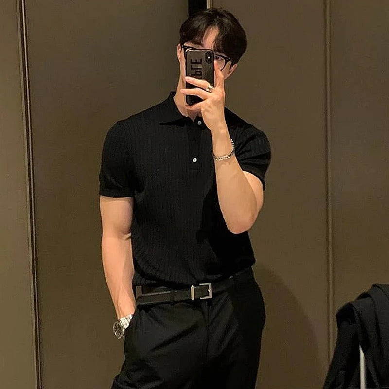 Polo homme vintage à rayures, en maille respirante. Un look chic et décontracté pour les journées chaudes.
