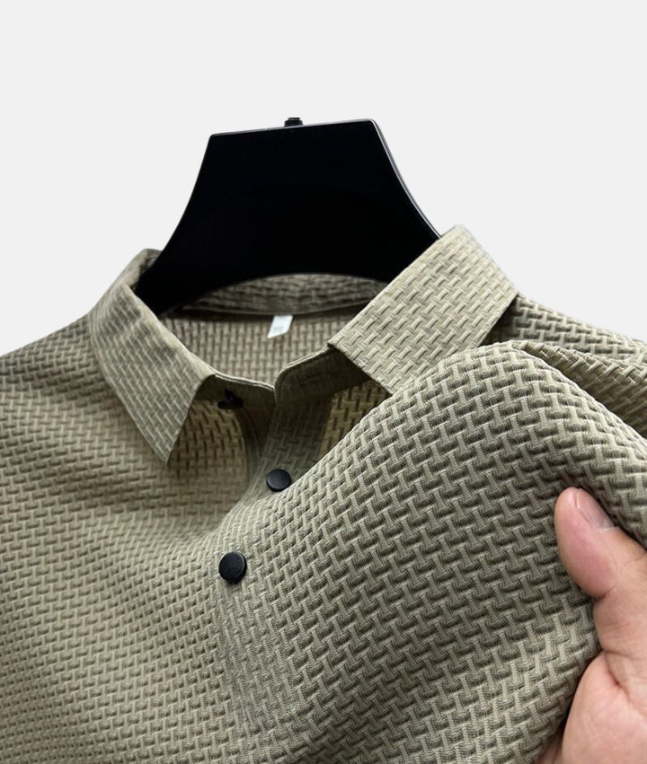 Polo homme rayé, style moderne et confortable.  Coupe impeccable, tissu respirant.  Parfait pour un look élégant.