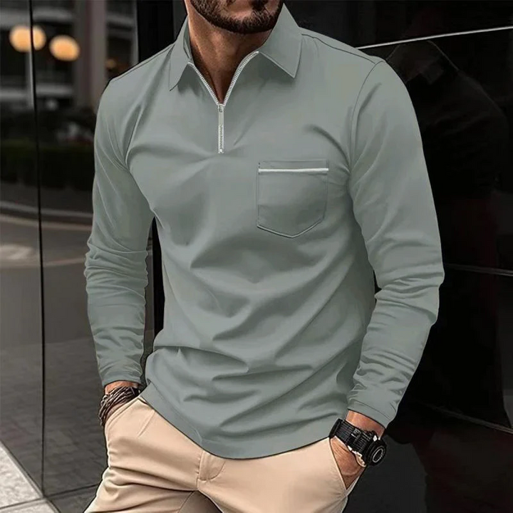Modèle portant un polo homme manches longues premium, chemise élégante et décontractée avec poche.