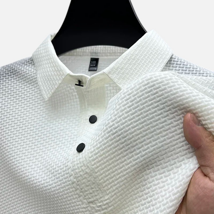 "Polo respirant homme élégant, manches courtes, tissu léger, idéal pour l'été."