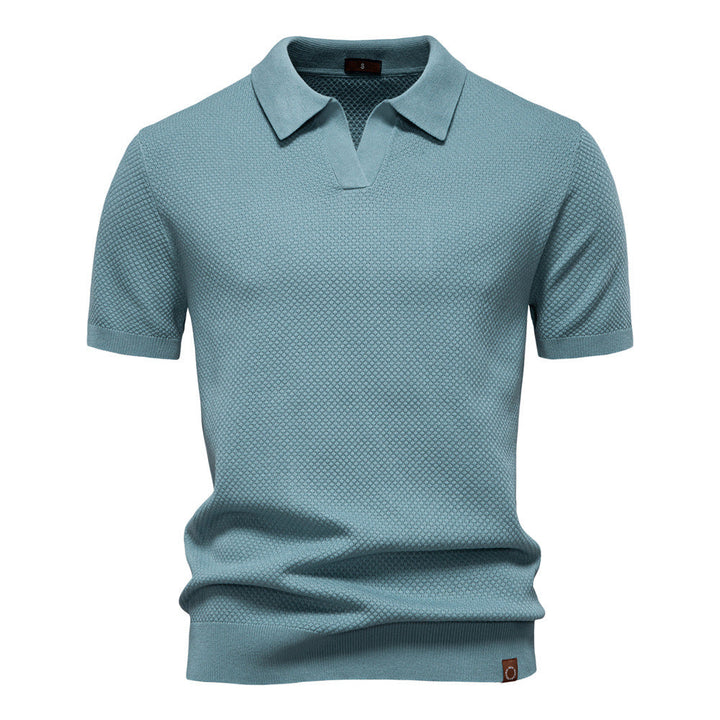 Polo homme confortable à manches courtes, texture raffinée, parfait pour l'été et la mode masculine.