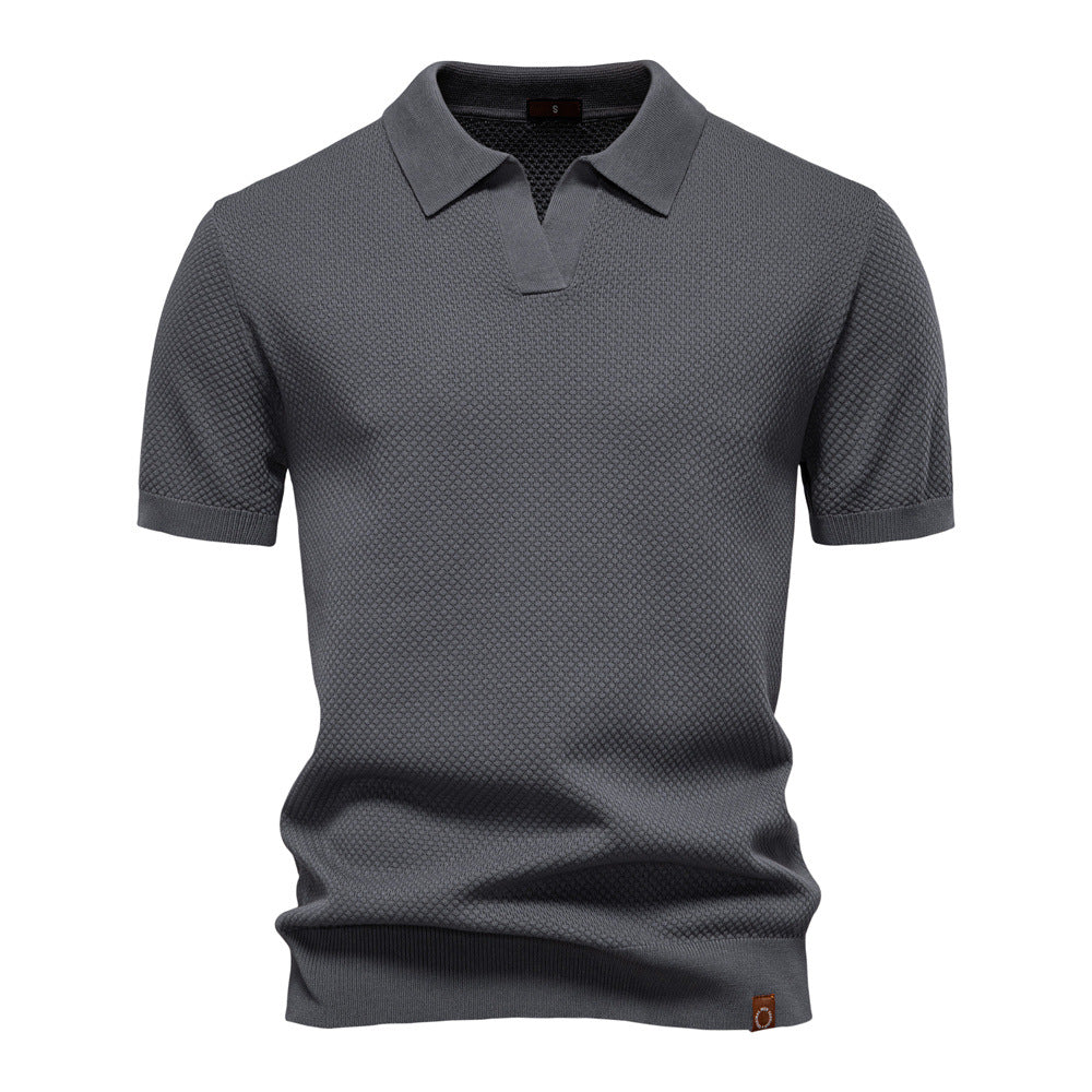 Polo structuré respirant pour homme, un vêtement moderne et confortable, essentiel pour l'habit masculin.