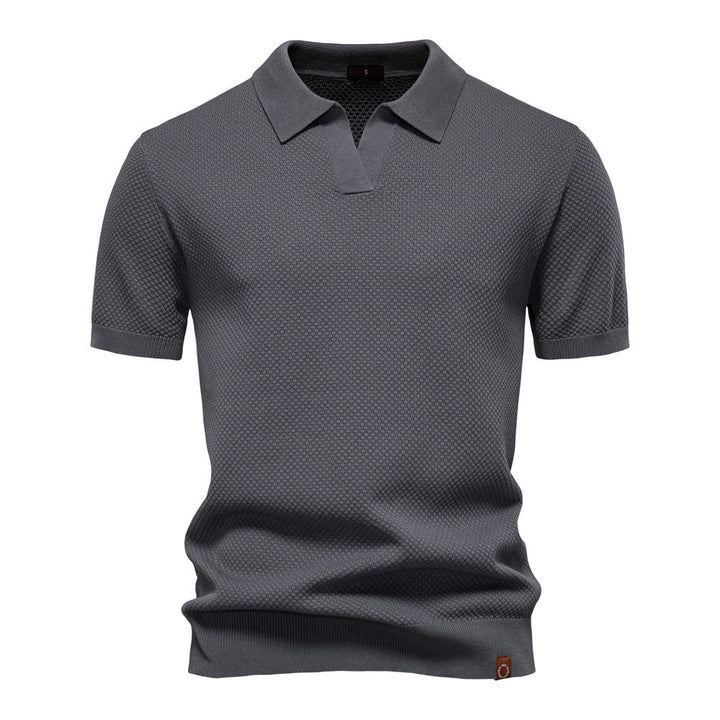 Polo structuré respirant pour homme, un vêtement moderne et confortable, essentiel pour l'habit masculin.
