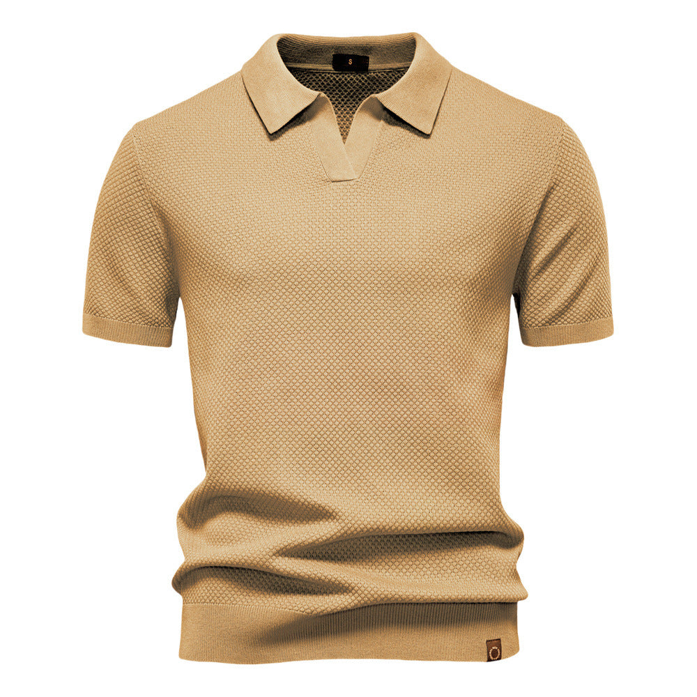Habit homme moderne: polo structuré, confortable et élégant, un classique de la mode masculine.