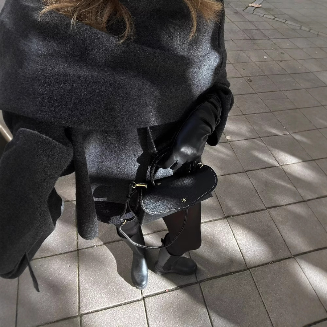 Poncho asymétrique marron pour femme, coupe moderne et tendance. Vêtement hiver chic et douillet.