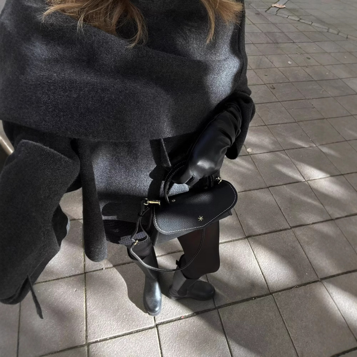 Poncho asymétrique marron pour femme, coupe moderne et tendance. Vêtement hiver chic et douillet.