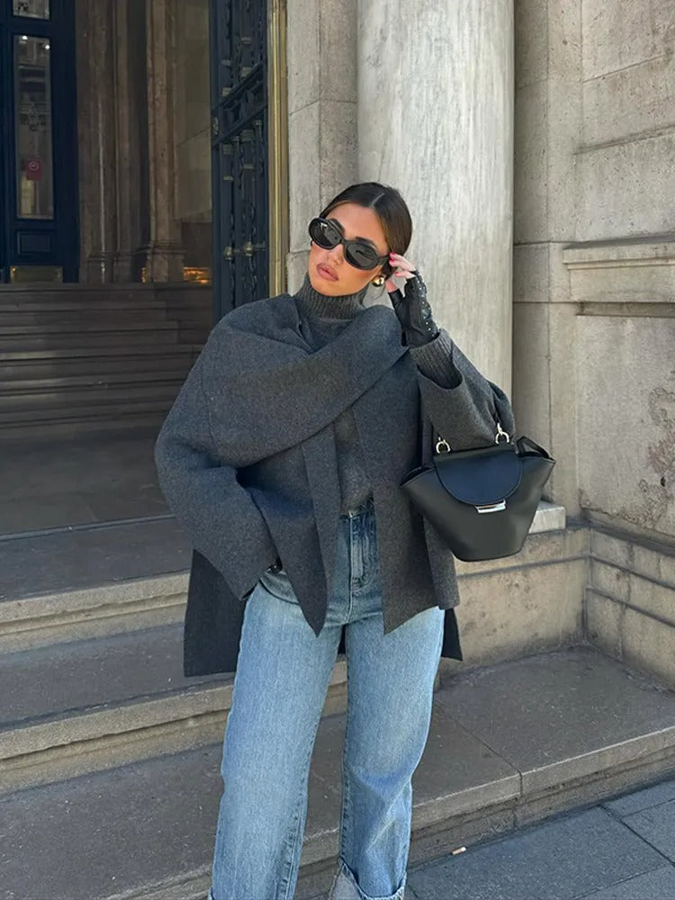 Élégant poncho asymétrique femme, vêtement hiver mode confortable. Parfait comme cape ou accessoire.