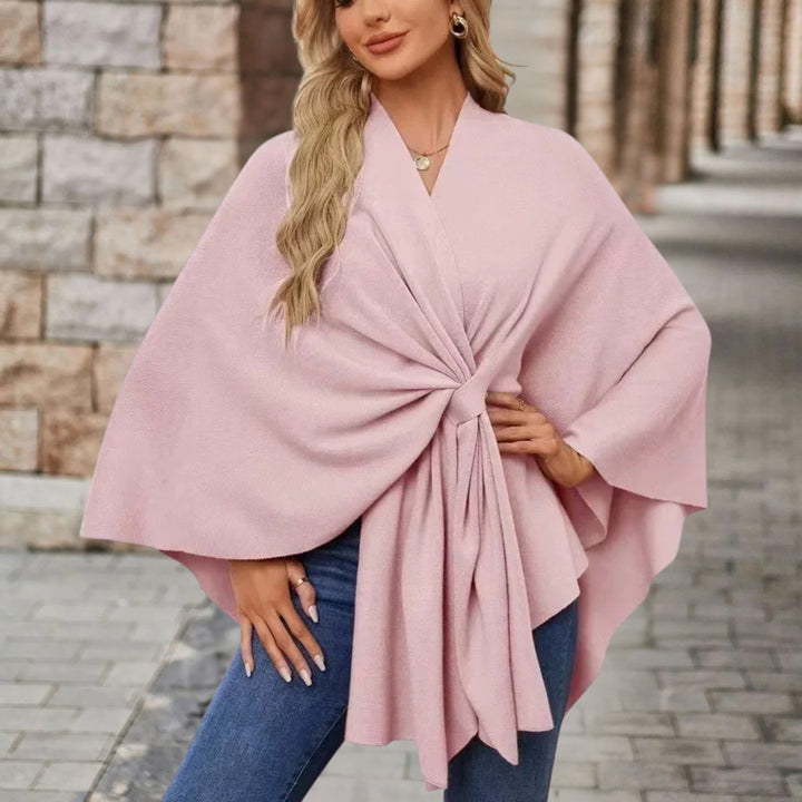 Poncho femme élégant et chic, parfait pour l'automne-hiver, alliant style et confort.