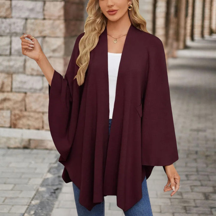 Poncho élégant pour femme, vêtement d'automne-hiver à la mode, look chic et décontracté.