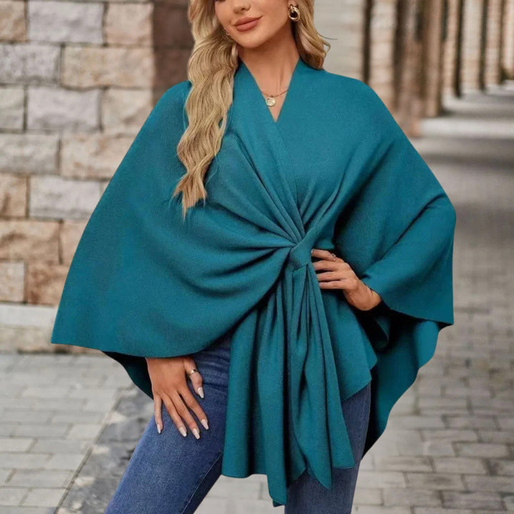 Accessoire de mode femme : poncho élégant avec drapé fluide, un must-have pour le chic moderne.