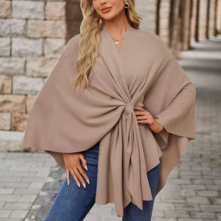 Ce poncho femme élégant complète votre garde-robe avec sa silhouette drapée et confortable.