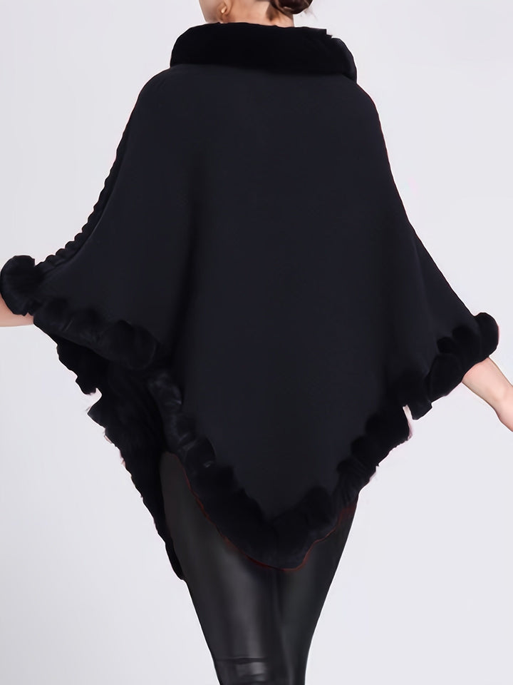 Poncho femme maille fine, bordure fourrure luxueuse, accessoire mode hiver pour un look décontracté raffiné.