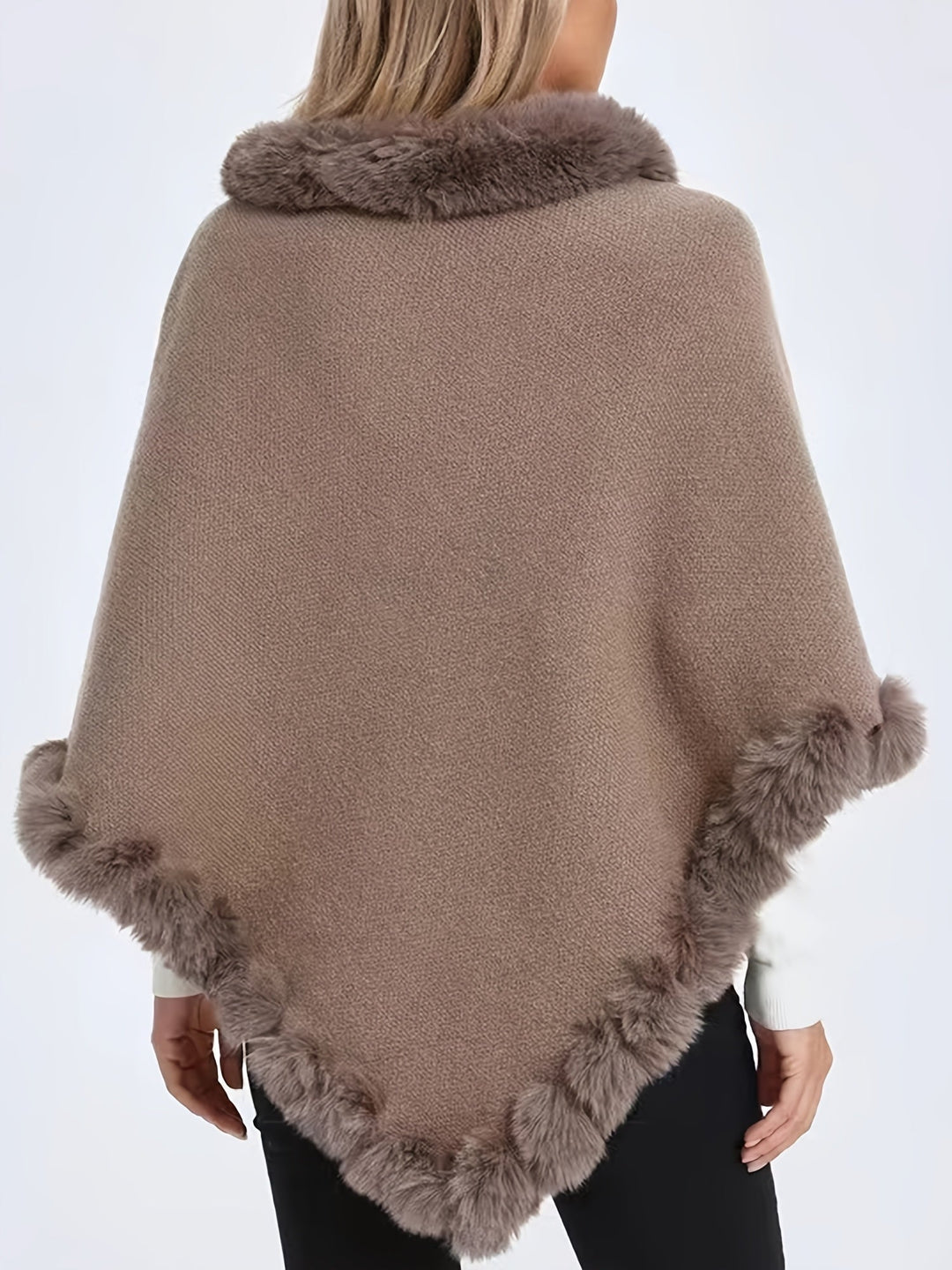 Cape poncho femme douce et chaude, tricotée avec bordure en fourrure, idéale pour le confort hivernal.