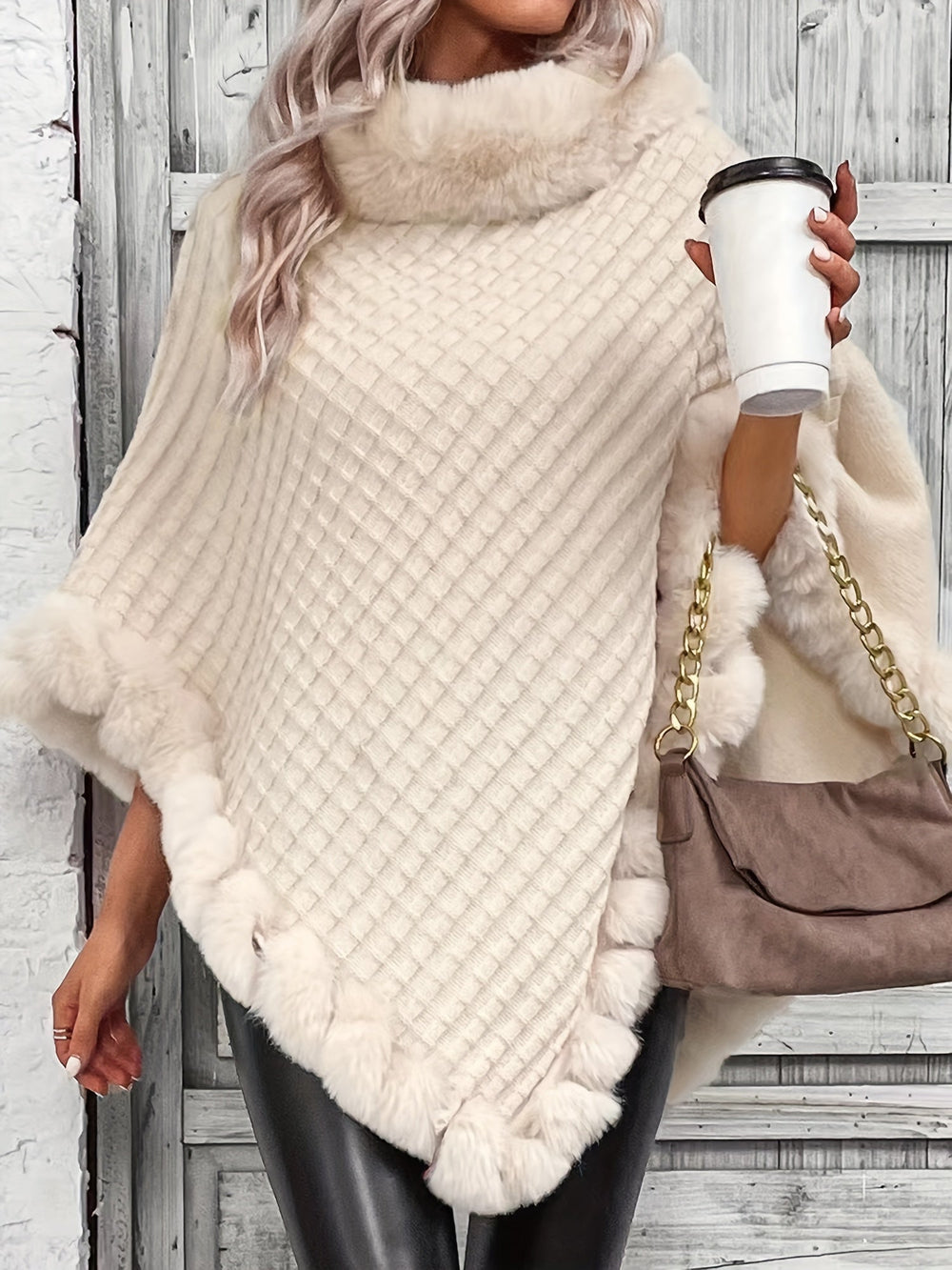 Cape d'hiver douce pour femme, tricotée, avec détails en fourrure, idéale pour la superposition et le confort.