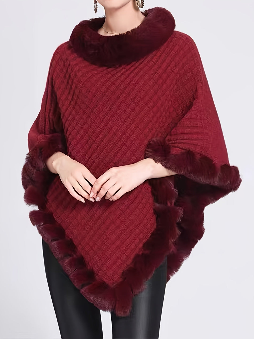 Châle poncho femme oversize en maille, bordure fourrure, vêtement hiver élégant et confortable.