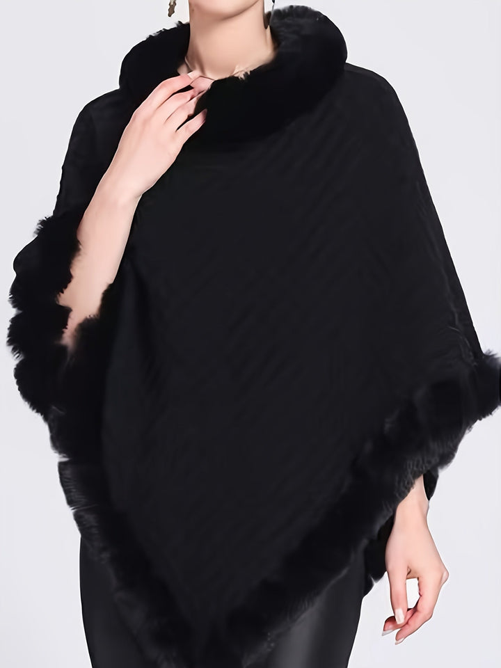 Cape tricotée femme douce avec bordure fourrure, accessoire hiver mode, style décontracté chic.