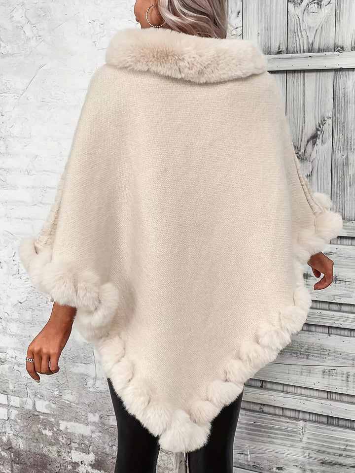 Vêtement élégant femme: poncho tricoté oversize, bordure fourrure, parfait pour les journées froides.