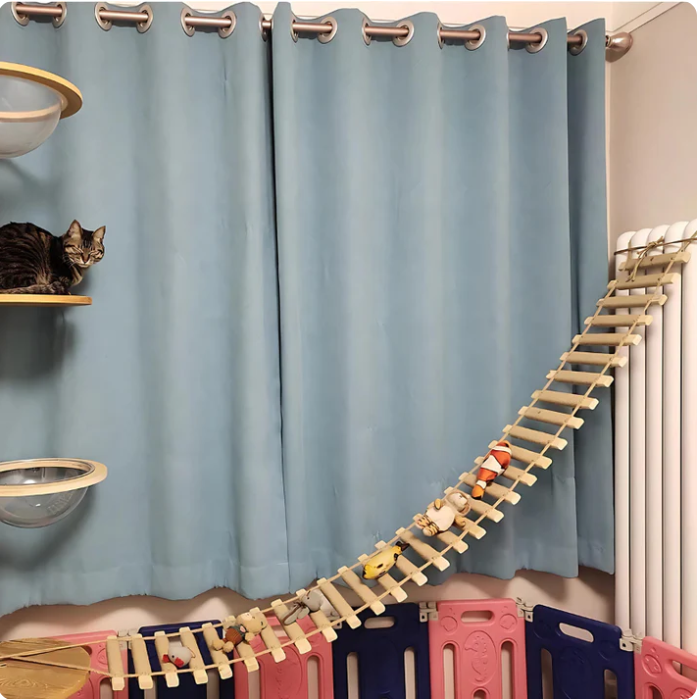 "Pont suspendu pour chats en bois et sisal naturel, échelle murale moderne, espace de jeu et exploration féline à domicile."