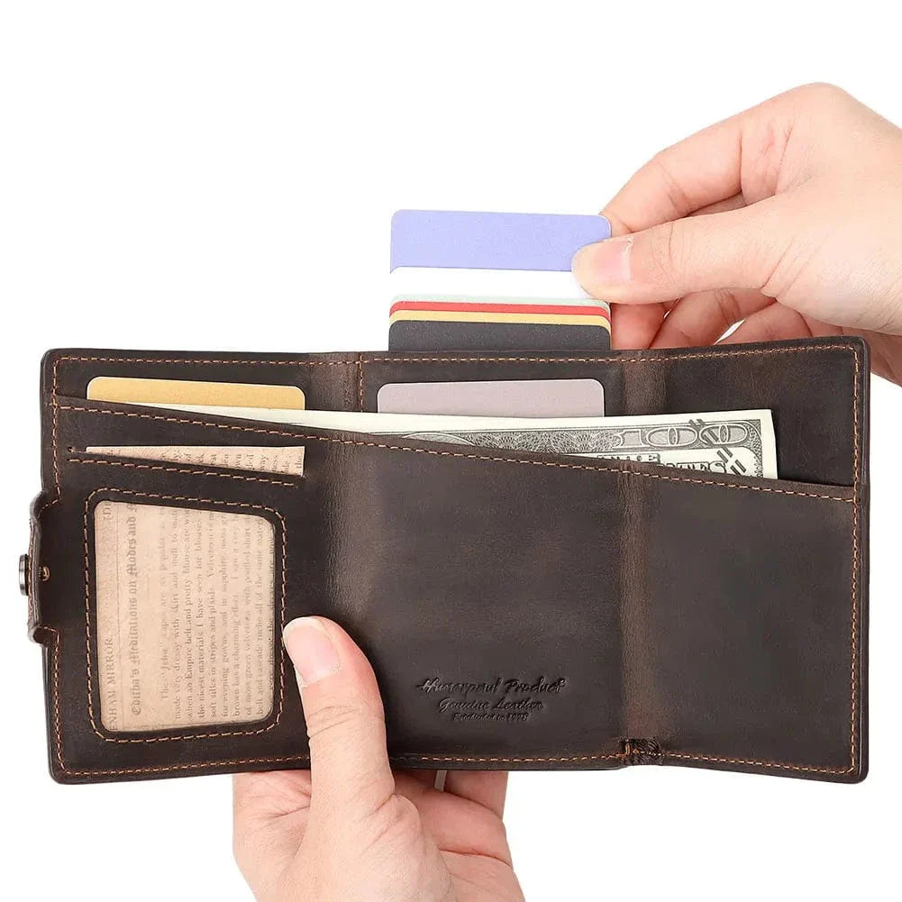 Image de près du porte-cartes AirTag, montrant la texture du cuir et le logo discrètement gravé