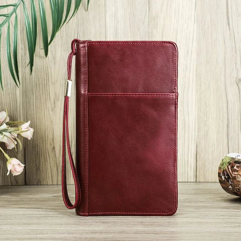 Design épuré du porte-cartes de voyage en cuir veritable, parfait pour femme