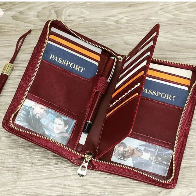 Image de près : texture du cuir veritable sur un porte-cartes de voyage pour femme