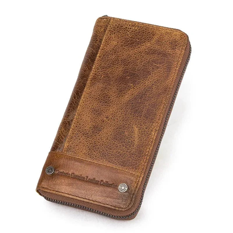 Détail du porte-cartes en cuir : texture du cuir, logo discret, finitions soignées