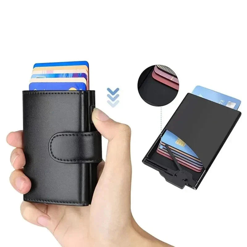 Gros plan sur la texture du porte-cartes en cuir noir, soulignant le design chic et compact.