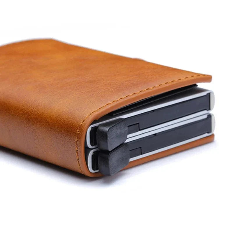 Porte-cartes RFID couleur cognac pour homme, allie style, cuir et sécurité.