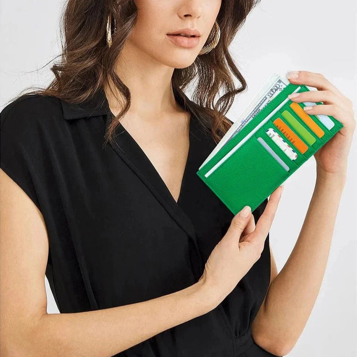 Mini porte-cartes femme en cuir noir mat, ultra compact, essentiel pour les cartes