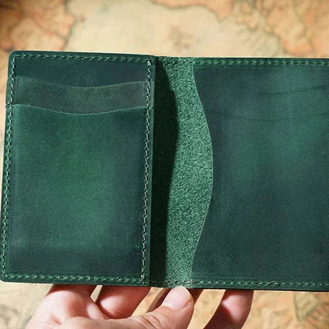 Porte-cartes femme compact en cuir marron véritable, avec plusieurs fentes pour cartes.