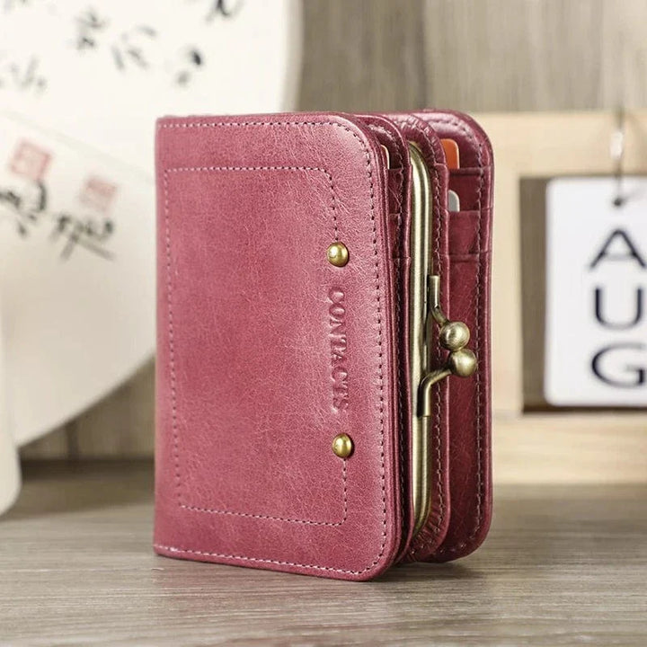 Porte-cartes femme en cuir véritable avec fermoir doré, vue de face, texture riche et élégante.