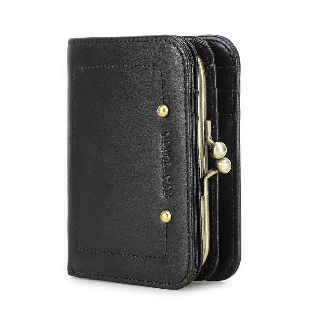 Porte-cartes femme en cuir avec motifs discrets, reflet de lumière, accessoire unique et stylé.