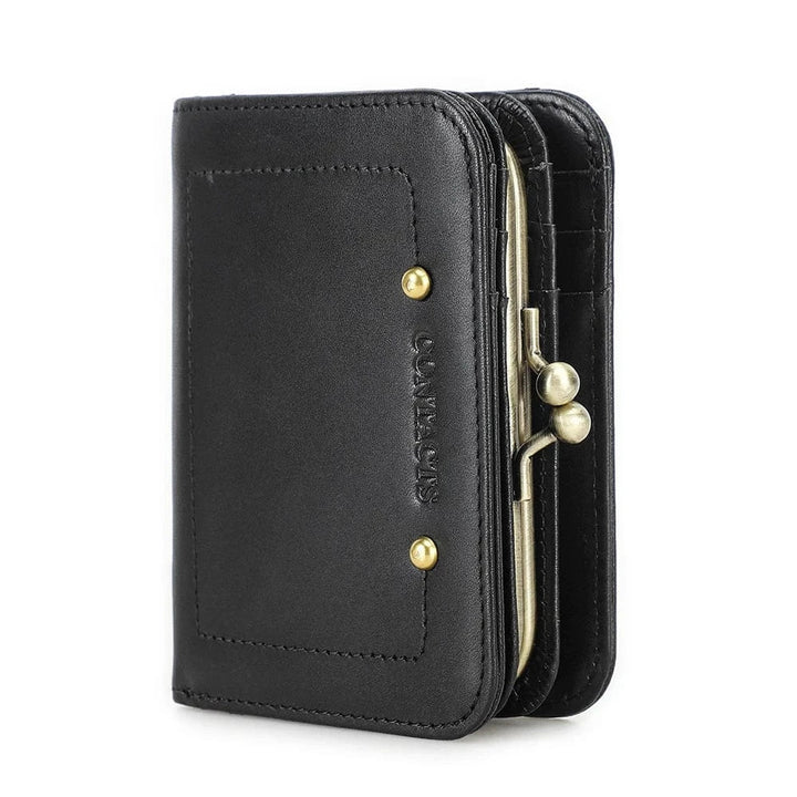 Porte-cartes femme en cuir avec motifs discrets, reflet de lumière, accessoire unique et stylé.