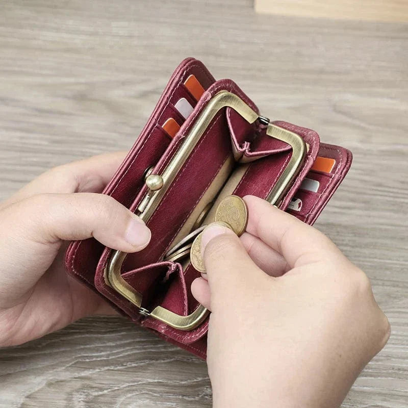 Porte-cartes original femme en cuir noir, plusieurs fentes visibles, design élégant et fin.