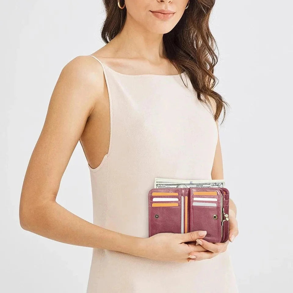 Femme tenant un porte-cartes en cuir à la main, illustrant sa taille, accessoire élégant quotidien.