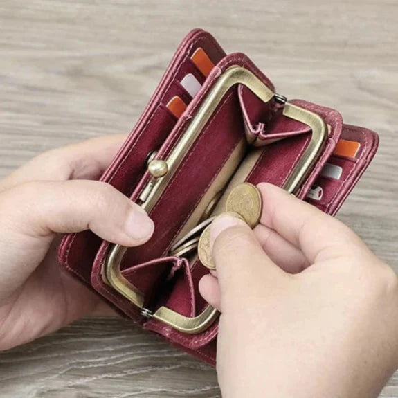 Gros plan sur le fermoir métallique d'un porte-cartes en cuir, détails soignés, qualité garantie.