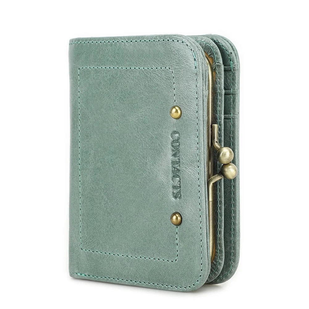 Plusieurs porte-cartes en cuir de différentes couleurs, soulignant la variété et l'originalité.