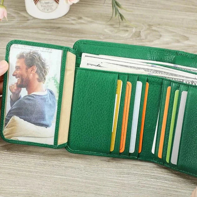 Porte-cartes élégant en cuir marron clair pour femme, multiples fentes, design intemporel, maroquinerie