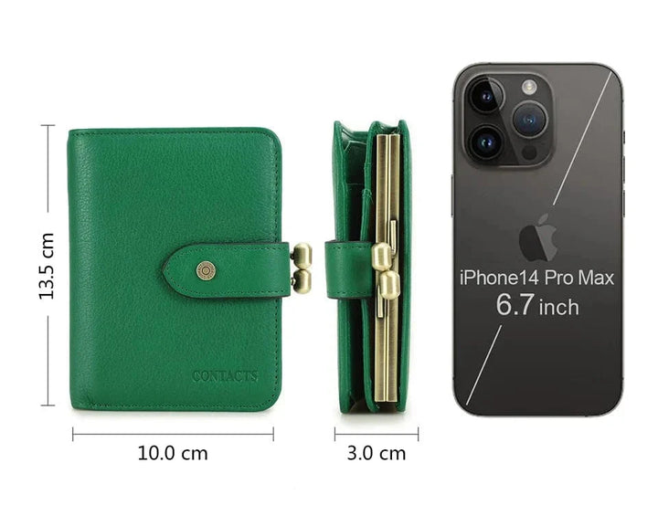 Vue détaillée d'un porte-cartes femme en cuir rouge, coutures contrastées, texture raffinée, luxe