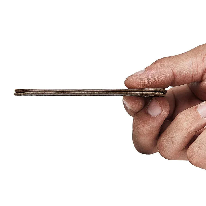 Accessoire homme en cuir marron: porte-cartes fin avec technologie RFID, idéal pour cartes et billets.