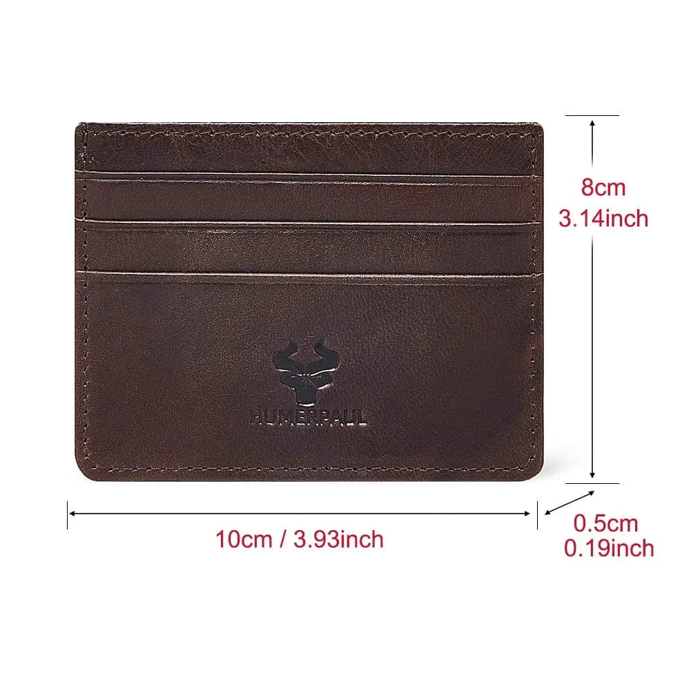 Gros plan sur la texture du cuir d'un porte-cartes homme fin couleur cognac avec protection RFID intégrée.