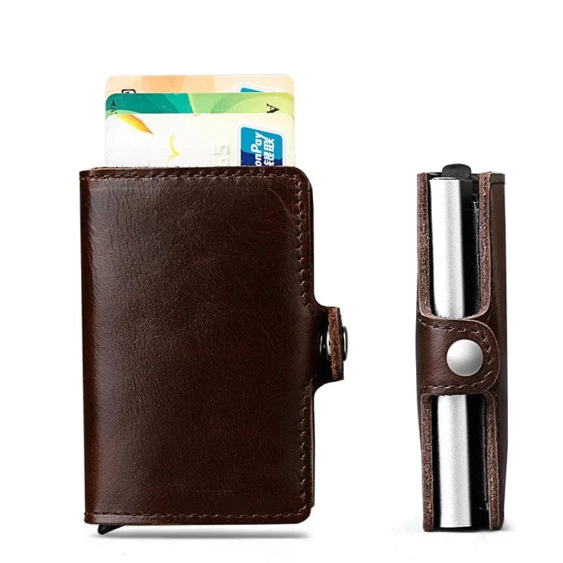 Gros plan d'un porte-cartes homme en cuir, vue sur le mécanisme automatique pour 5 cartes