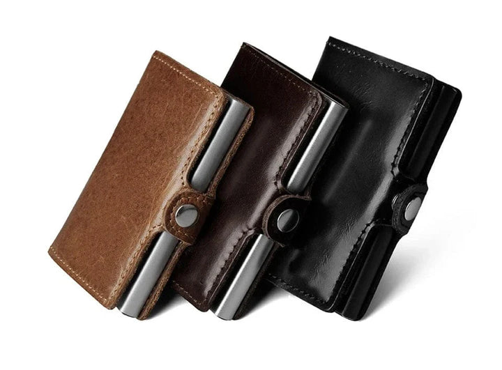 Illustration de l'utilisation du porte-cartes automatique en cuir, éjectant plusieurs cartes à la fois